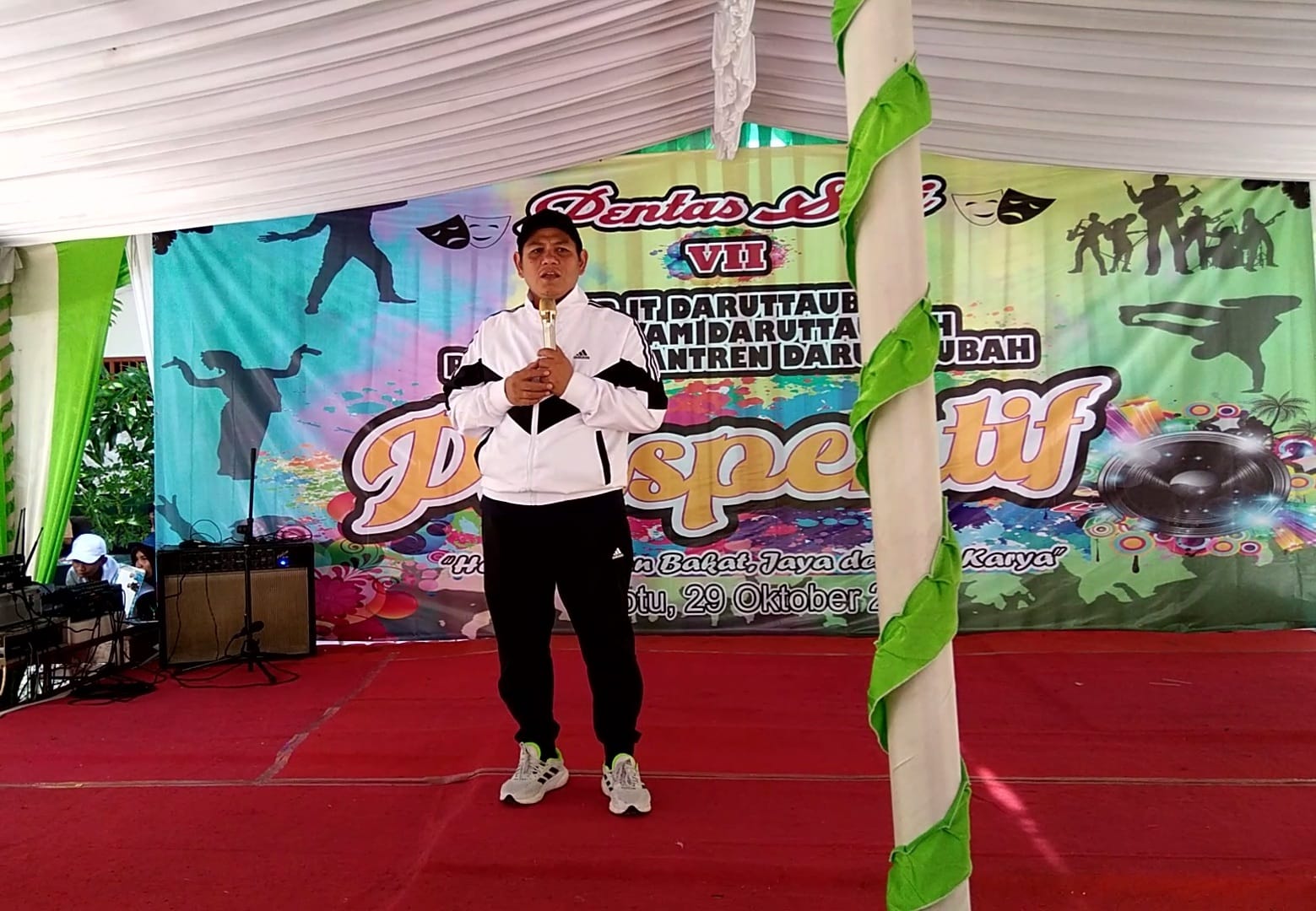 ARH berikan sambutan di acara Pentas Seni Dan Budaya Ponpes Daarut Taubah, Bekasi Utara 