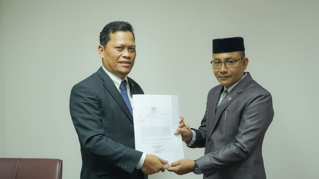 Anggota DPD RI asal Aceh, H Sudirman atau Haji Uma (kanan) 