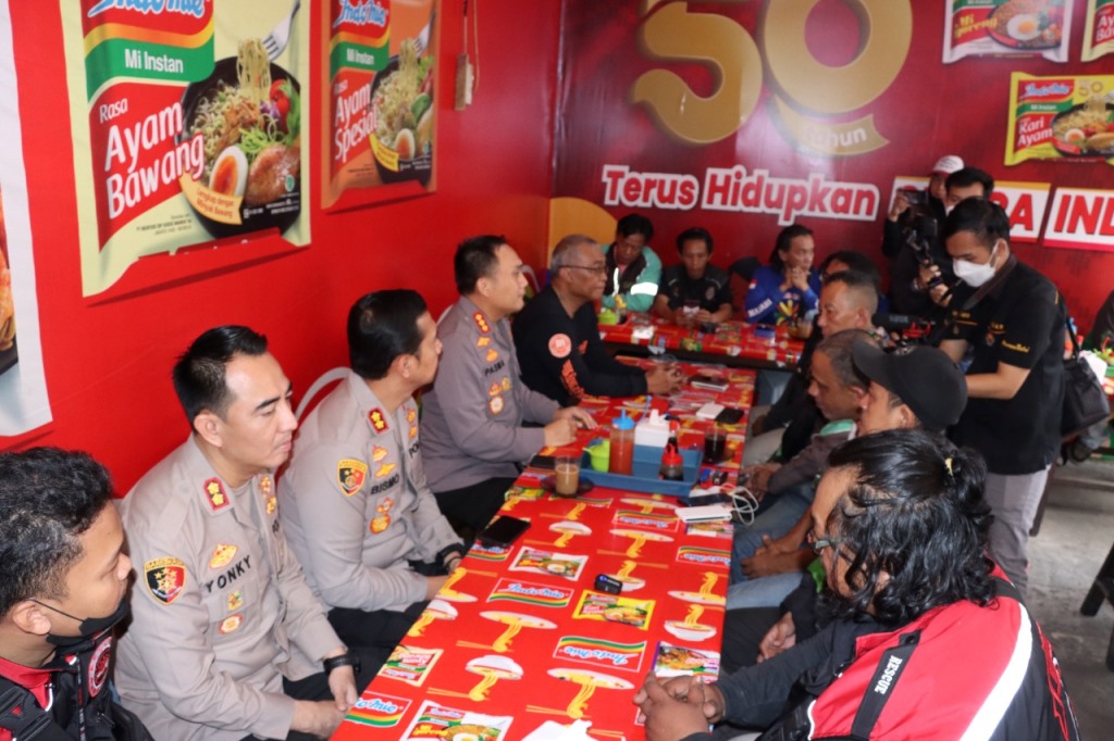 Kapolres Metro Jakarta Barat Kombes Pol Pasma Royce saat temui perwakilan komunitas driver Ojol