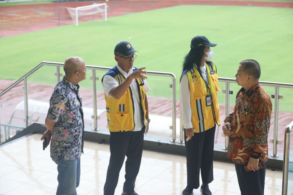 Rombongan KemenPUPR bersama tim evaluasi saat meninjau Stadion Patriot Chandrabhaga