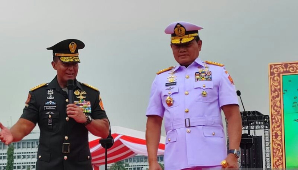 Mantan Panglima TNI Jenderal TNI Andika Perkasa bersama Panglima TNI Laksamana TNI Yudo Margono usai upacara Serah Terima Jabatan (Sertijab) Panglima TNI di Mabes TNI Cilangkap, Jakarta Timur, Selasa (20-12-2022).