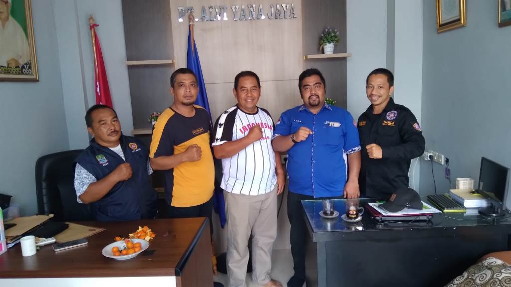 Ketua DPC PAN Bekasi Utara Lukman Hakim atau Bang Alex berpoto bersama pengurus Karang Taruna Kecamatan Bekasi Utara saat bersilaturahmi ke kantor Bang Alex, Selasa (13/12/2022).