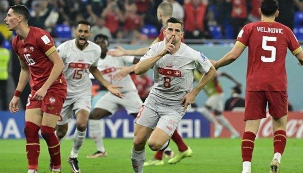 Pemain Swiss selebrasi usai mencetak gol