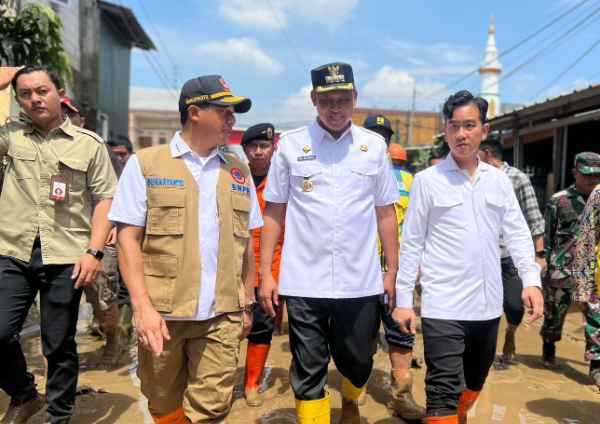 Wali Kota Bekasi Tri Adhianto bersama Wakil Wali Kota Bekasi Haris Bobihoe saat mendampingi Wapres Gibran tinjau Korban banjir di Pondok Gede Permai, Rabu (5/3/2025).