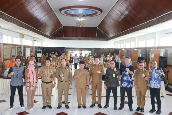Poto bersama usai acara Focus Group Discussion (FGD) di Aula Kantor Balitbangda Pemprov Jambi, Senin (3/3/2025).