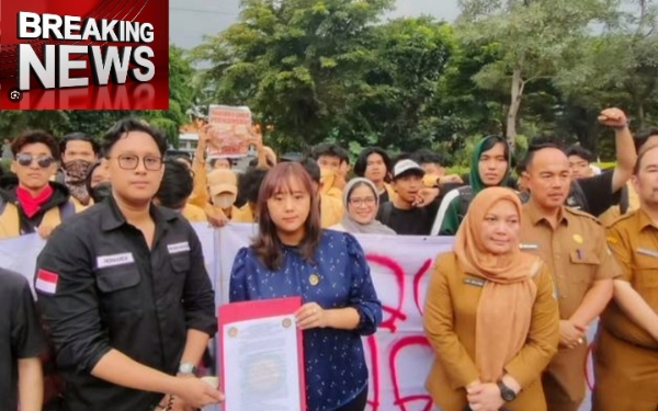 Ketua Komisi IV DPRD Kota Bekasi Adelia Sidik saat menemui peserta aksi demo Mahasiswa Ubhara Jaya yang desak UU TNI dibatalkan di depan gedung DPRD Kota Bekasi.