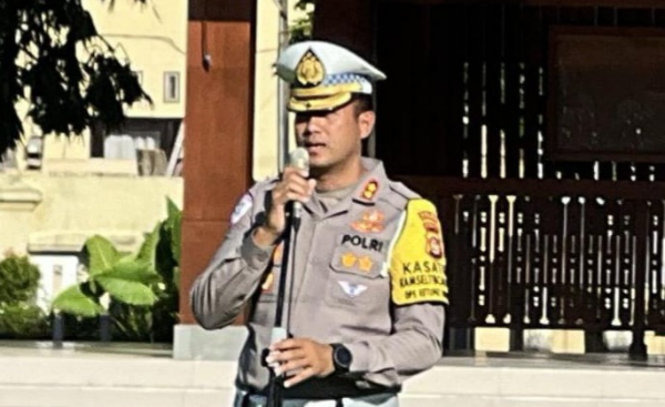 Wakil Direktur Lalu Lintas Polda NTB, AKBP Leo Dedy, S.I.K., M.H. yang juga sebagai Kepala Satgas 3 Kamseltibcarlantas saat memimpin Apel Pengecekan Personel Operasi Ketupat Rinjani 2025 di Lapangan Bharadaksa, Minggu pagi (6/4/2025). 