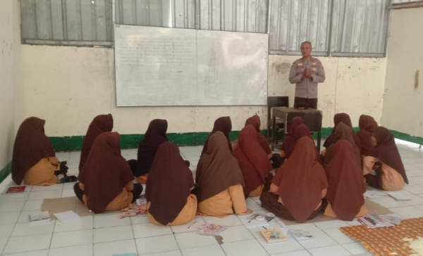 Satuan Binmas Polres Lombok Utara  sedang melaksanakan kegiatan Goes to School di Ponpes Babbusalam Gondang, Kecamatan Gangga, Kabupaten Lombok Utara, Kamis (17/4/2025).