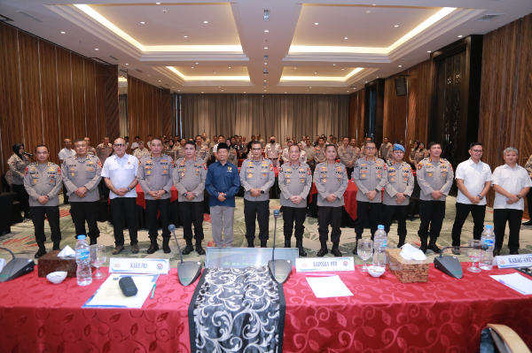 Berpoto bersama usai Bimtek dan Uji Konsekuensi Publik yang digelar di Ballroom Hotel Lombok Astoria, Kota Mataram, Rabu (23/4/2025) 