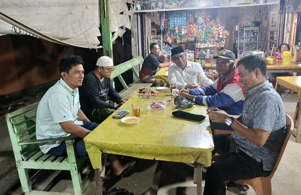 Ketua Dalihan Natolu Kabupaten Palas Sutan Dilangit Hasibuan (Syahrul Hasibuan) saat pimpin rapat koordinasi dengan pengurus. (And)