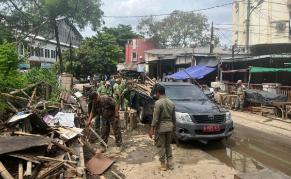 Camat Medan Satria beserta jajaran dan instansi terkait sedang menertibkan Bangli di salah satu titik lokasi di wilayah Kecamatan Medan Satria.