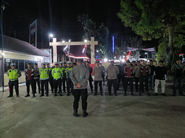 Puluhan Personil Polres Palas bersama TNI, Satpol PP, Dishub dan BPD saat melakukan  apel pengamanan Malam takbiran pawai obor Idul Adha. (And)