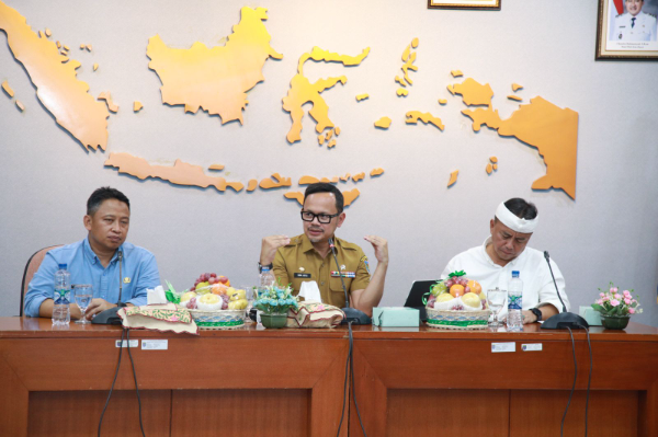 Wamendagri Bima Arya saat memberikan pengarahan kepada camat dan lurah se-Kota Depok di Kantor Wali Kota Depok, Jawa Barat (Jabar), Selasa (10/6/2025).