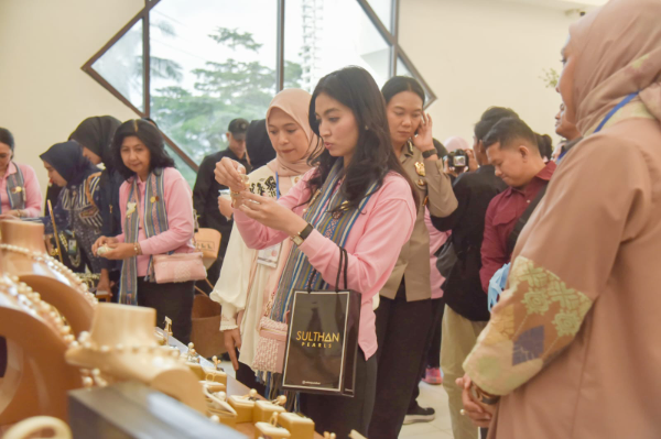 Istri Wakil Presiden Selvi Ananda bersama rombongan saat melihat-lihat produk kerajinan UMKM Lokal di NTB Mall dalam kunjungan kerja di Provinsi NTB.