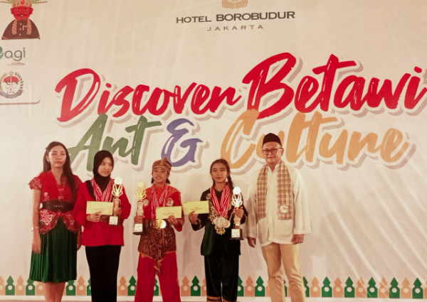 Ketua ASTRABI, H Yusron Sjarief (kanan) saat menyerahkan piala kepada para juara.