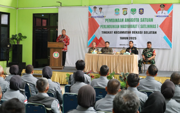 Wali Kota Bekasi, Tri Adhianto, saat membuka kegiatan Pembinaan Linmas se-Kecamatan Bekasi Selatan di Gedung PGRI, Rabu (3/7/2025). 
