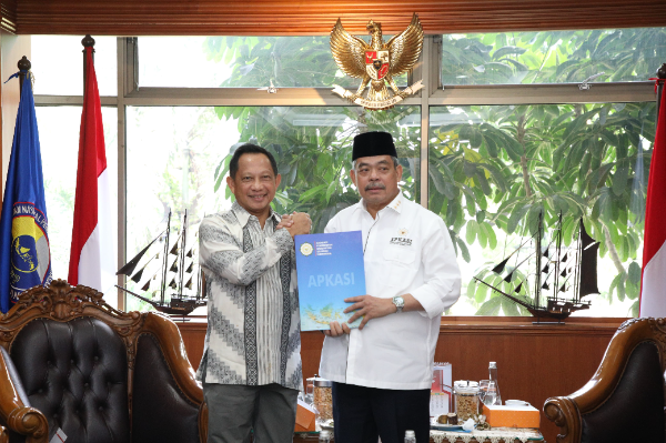 Mendagri Muhammad Tito Karnavian saat menerima laporan hasil Munas APKASI VI dari Ketua Umum APKASI periode 2025–2030 Bursah Zarnubi saat audiensi.