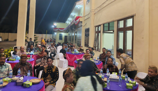 Jajaran Polres Palas saat nobar live streaming wayang kulit di lobi Mapolres Palas dalam rangka memeriahkan HUT Bhsyangkara ke 79 (And)