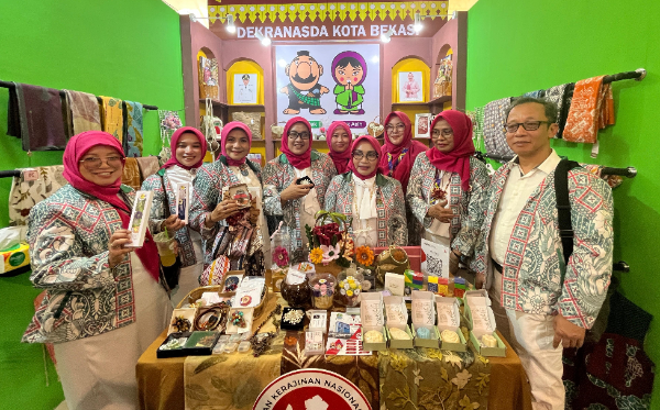 Ketua Dekranasda Kota Bekasi, Wiwiek Hargono Tri Adhianto  sedang memperkenalkan produk kerajinan Kota Bekasi di puncak perayaan HUT ke-45 Dekranas di BSCC Dome Balikpapan.