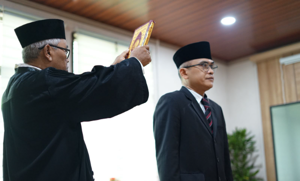Pengambilan sumpah jabatan Kabid Dinas Ketahanan Pangan Pertanian dan Perikanan hasil rotasi jabatan di Pemkot Bekasi.