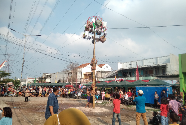 Lomba panjat pinang  perlombaan favorit di Pasar Harapan Jaya Bekasi Utara dalam.rangka memeriahkan HUT Kemerdekaan RI Ke-80.
