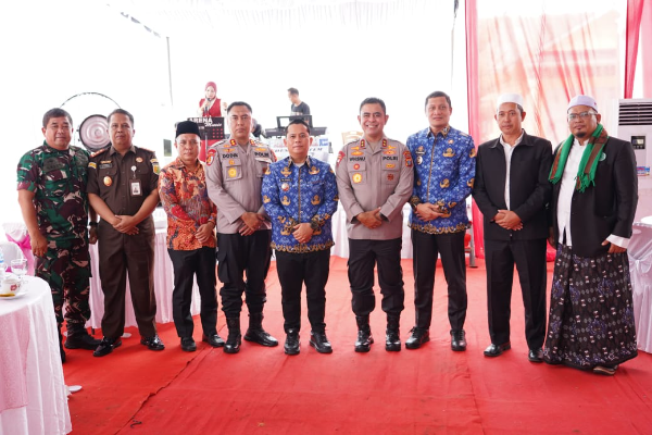 Kapolda Sumut Irjen Pol. Whisnu Hermawan Februanto, S.IK., MH., saat disambut oleh Kapolres Palas AKBP Dodik Yuliyanto SIK, dalam giat kunker di Mapolres Palas. (And)