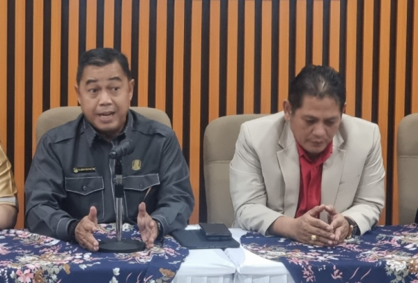 Ketua Badan Kehormatan (BK) DPRD Kota Bekasi, Agus Rohadi (kiri) didampingi Ketua Komisi III DPRD Kota Bekasi Arif Rahman Hakim saat memberikan keterangan kepada media, Rabu (23/9/2025).