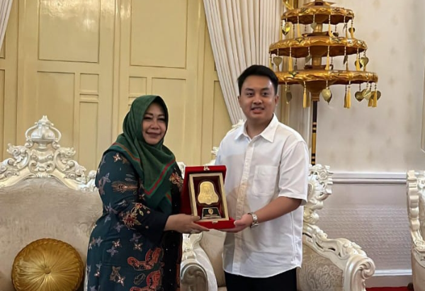 Sampeyan Dalem Ingkang Sinuhun Kanjeng Susuhunan Pakoe Boewono XIV, dan Plt. Bupati Ponorogo Hj. Lisdyarita SH., saat berkunjung di Ponorogo, kamis (25/12/2026).