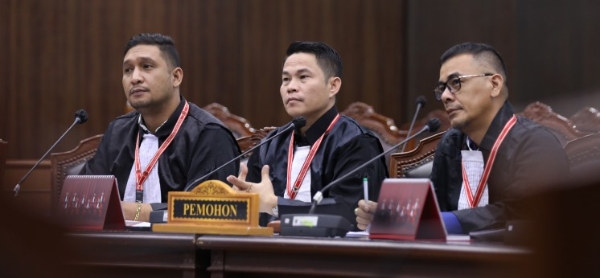 Foto di Antara Lima advokat yang Menggugat ke Mahkamah konstitusi (MK), Kamis (8/1/2026). (Foto Dok. Humas MK-RI)