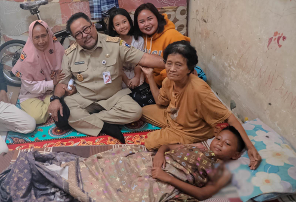 Wagub DKI Jakarta Rano Karno saat menjenguk salah satu Korban kecelakaan mobil pengangkut MBG, Selasa (6/12/2025).