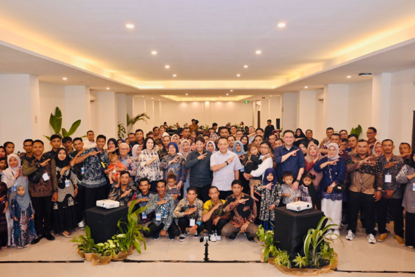 PTPN IV PalmCo memberi penghargaan kepada 32 pemanen terbaik dari seluruh Indonesia dalam program Journey of Excellence di Yogyakarta bersama keluarga.