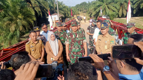 Sinergi TNI dan PTPN IV PalmCo membangun Jembatan Bailey darurat di Kecamatan Wampu, Langkat, memulihkan akses tiga desa yang sempat terisolasi akibat banjir bandang. Langkah ini menjadi bagian dari eskalasi bantuan kemanusiaan BUMN di 16 kabupaten/kota di Sumatera, mulai dari tanggap darurat hingga pemulihan jangka panjang.