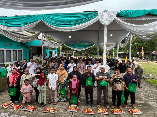PTPN IV PalmCo Regional VII yang merupakan bagian dari Holding Perkebunan Nusantara menyalurkan bantuan sembako kepada masyarakat di sekitar Kebun Rejosari, Lampung. Program bakti sosial Ramadan ini bertujuan membantu kebutuhan pokok warga sekaligus memperkuat kepedulian sosial perusahaan terhadap masyarakat sekitar.