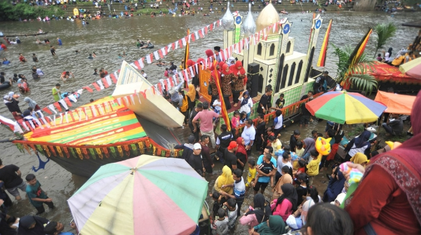 PTPN IV PalmCo melalui PTPN IV Regional III mendukung pelestarian tradisi Balimau Kasai di Kecamatan Tandun, Rokan Hulu, Riau. Tradisi mandi limau yang sarat makna spiritual ini menjadi simbol penyucian diri masyarakat Melayu dalam menyambut bulan suci Ramadhan.