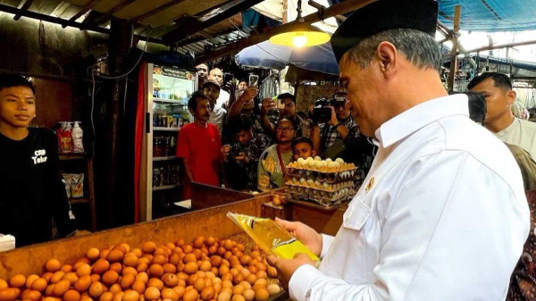 Mentan Amran Sulaiman bersama PTPN IV PalmCo memastikan pasokan dan harga minyak goreng MinyaKita tetap stabil selama Ramadan hingga menjelang Idulfitri guna mendukung kebijakan pemerintah dalam menjaga keterjangkauan harga bagi masyarakat.