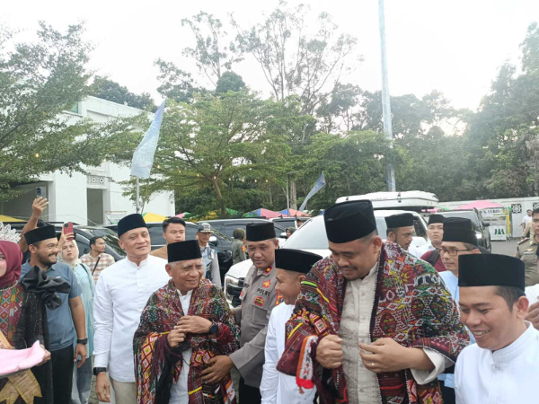 Safari Ramadan 1447 H di Kabupaten Padang Lawas menjadi bukti nyata kepedulian Gubernur Sumatera Utara Bobby Nasution kepada masyarakat. Selain menyerahkan santunan dan bantuan sosial di Masjid Agung Al-Munawaroh Sibuhuan, Pemprov Sumut juga menegaskan komitmen percepatan pembangunan infrastruktur, termasuk penataan jalan perkotaan dan dukungan pelayanan publik di wilayah Padang Lawas.