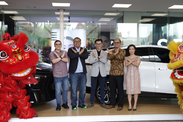 XPENG Indonesia resmi membuka Pop Up Store perdana di Bandung sebagai langkah ekspansi pertama di luar Jabodetabek. Berlokasi di Paskal 23 Shopping Center, konsumen dapat mengenal langsung teknologi kendaraan listrik premium XPENG serta menikmati promo asuransi dan pengisian daya gratis untuk model X9 dan G6 hingga Maret 2026.