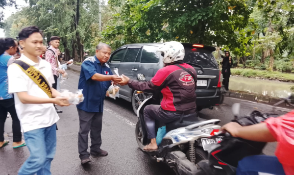 Wartawan IWO Kota Bekasi, Aktifis Kombas dan putra putri Bhagasaai sedang membagikan takjil kepada pengendara di Jalan Sersan Aswan, tepat di depan Gedung Bekasi Creative Center (BCC), Bekasi Timur, Sabtu (7/3/2026)