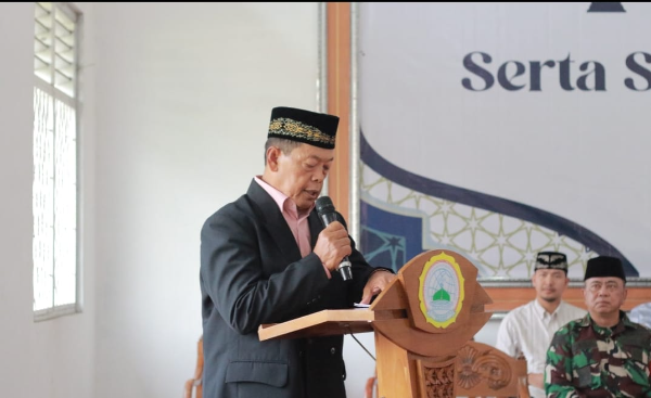 Pimpinan Ponpes Sumber Barokah, Karawang, Ir.H.Mustaghfirin, saat menyampaikan sambutannya. Jum'at (6/3/2026).