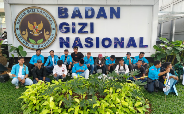 DPD KNPI Pandeglang menggelar aksi di kantor Badan Gizi Nasional di Jakarta untuk menyoroti dugaan penyimpangan dalam pelaksanaan Program Makan Bergizi Gratis di Kabupaten Pandeglang, Jum'at (13/3/2026).