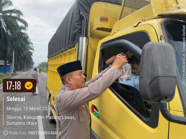 Polres Padang Lawas membagikan takjil kepada pengendara di Jalan Lintas Sibuhuan–Sosa menjelang waktu berbuka puasa. Kegiatan sosial ini menjadi wujud kepedulian Polri kepada masyarakat sekaligus mempererat hubungan antara kepolisian dan warga selama bulan Ramadhan.