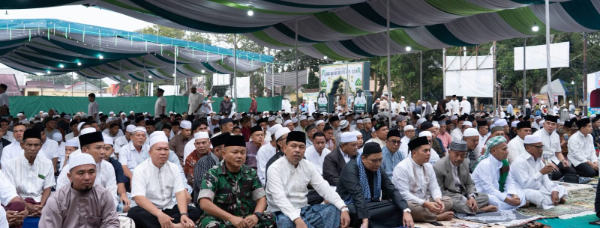 Bupati dan Wakil Bupati Padang Lawas melaksanakan Sholat Idul Fitri 1447 H bersama ribuan masyarakat di Lapangan Merdeka Sibuhuan. Momentum ini menjadi ajang mempererat silaturahmi sekaligus mendorong semangat pembangunan daerah yang lebih maju dan sejahtera. Sabtu, (21/3/2026).