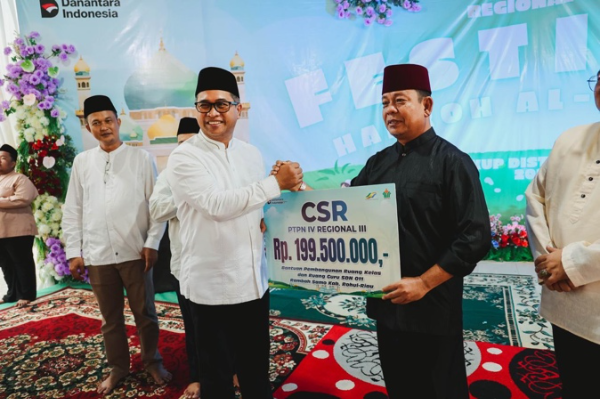 Penyerahan bantuan Rp199 juta dari PalmCo Regional III untuk pembangunan kembali SDN 011 Desa Langkitin yang terdampak kebakaran di Rokan Hulu.