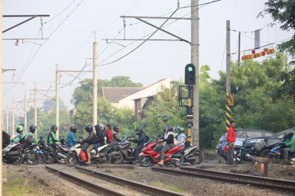 Perlintasan kereta api di kawasan Bulak Kapal yang rawan kecelakaan.