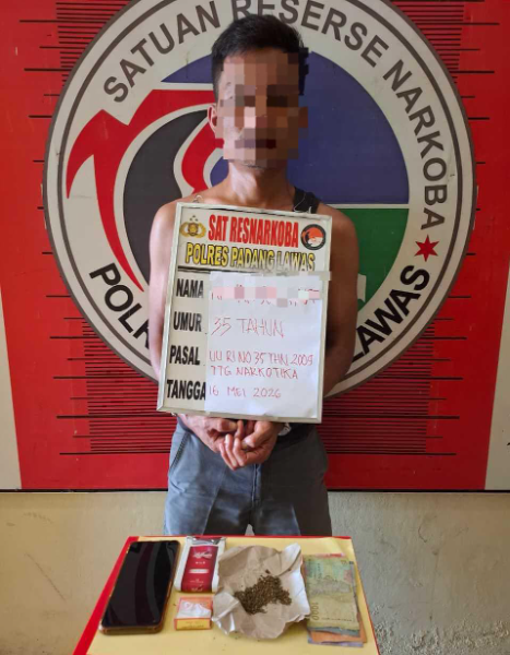 Satresnarkoba Polres Padang Lawas mengamankan seorang pria yang diduga terlibat peredaran ganja di Pasar Sibuhuan dengan barang bukti seberat 3,22 gram.