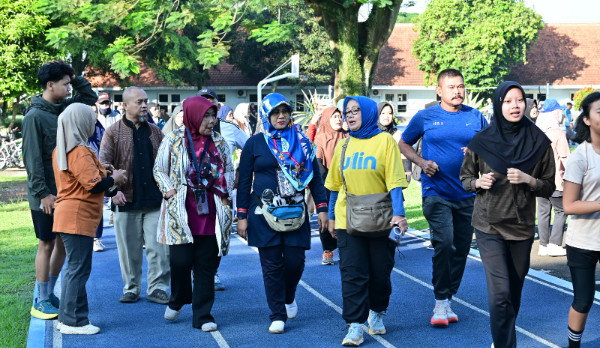 Warga Bandung mengikuti kegiatan “Olahraga Ceria” di Lanud Husein Sastranegara dengan berbagai aktivitas sehat dan bazar UMKM.