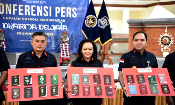 Petugas Imigrasi Bali mengamankan puluhan WNA dalam Patroli Dharma Dewata sebagai bagian dari pengawasan dan penegakan hukum keimigrasian.