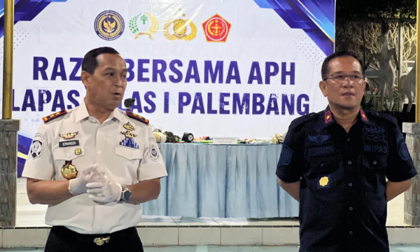 Kakanwil Ditjenpas Sumsel Erwedi Supriyatno memimpin langsung razia gabungan bersama TNI, Polri, dan jajaran Lapas Kelas I Palembang guna memperkuat keamanan serta mewujudkan lingkungan pemasyarakatan yang tertib, aman, dan kondusif.