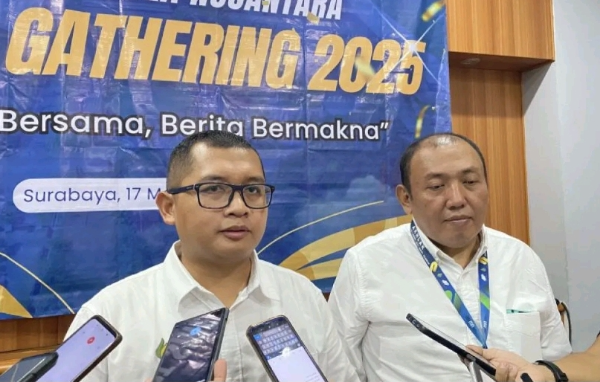 Yunianta selaku Kadiv Sekretariat Perusahaan PT Sinergi Gula Nusantara (SGN) bersama M. Rofi selaku Kasubag Humas PT SGN saat memberikan keterangan kepada awak media dalam kegiatan Media Gathering di Surabaya.