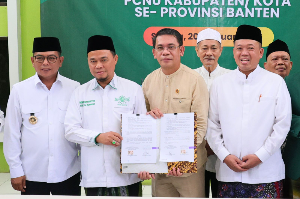 Menteri ATR/BPN Nusron Wahid Serahkan 13 Sertipikat Tanah Wakaf di Banten, Dorong Percepatan Sertipikasi Aset Umat